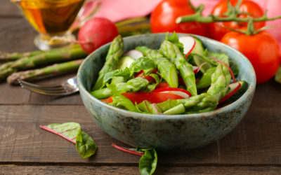 Gebratener Spargel auf Feldsalat