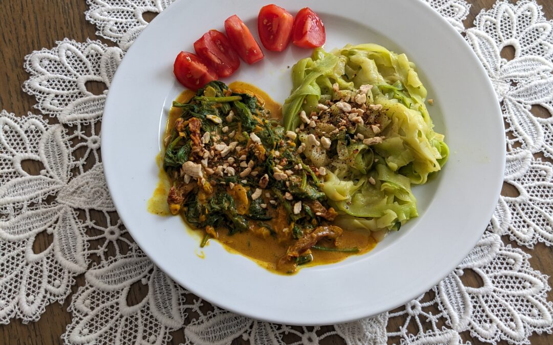 Zucchini-Bowl mit gerösteten Nüssen