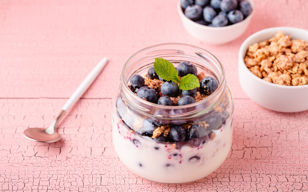 Joghurt mit Blaubeeren und Nüssen